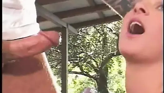 Şişman götlü tombul sarışın arka bahçede sert götten sikiliyor