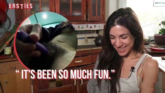 Ersties - magena asansörde kıllı amcığıyla oynuyor