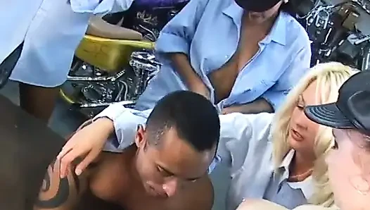 Motorcu adam kaltakların takma yaraklarını emiyor ve alıyor