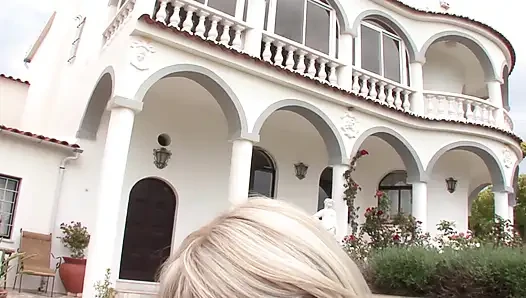 Sikilen büyük memeli Fransız orta yaşlı seksi kadın yüze boşalmanın tadını çıkarıyor