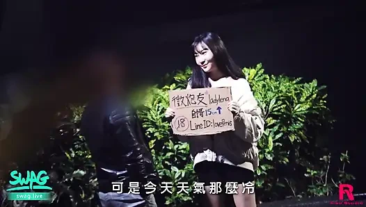 Sokakta tavlama yabancı, Asyalı sürtük fışkırtıyor ve dölleniyor.