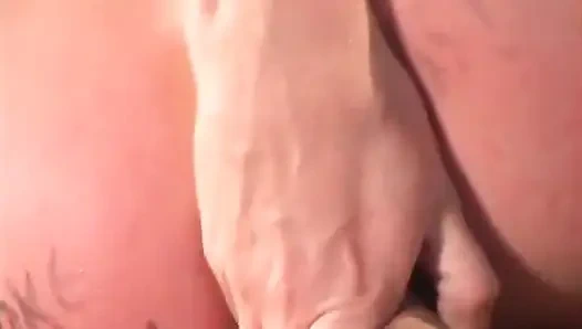 Birkaç şehvetli sürtük çanta tüm deliklerinde büyük sert schlong ve dildonun tadını çıkarıyor