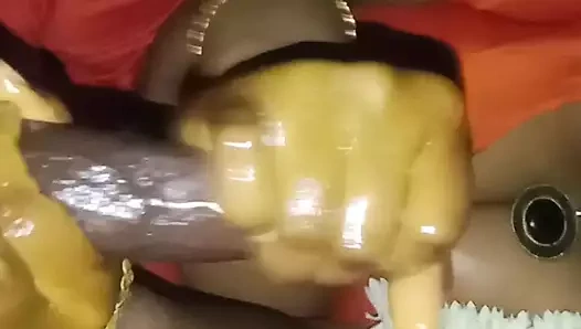 Tamil ev hanımı siyah koca yarakla evde yağ masajında çok güzel sakso çekiyor büyük doğal göğüsler güzel elle muamele boşalma