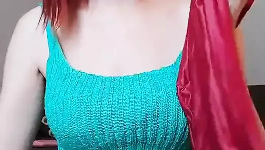 Kırmızı taytlı ince uzun bacaklar