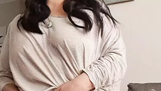 Üvey anne eve geldiğinde sert sikişmesi için üvey oğlunu kamerada baştan çıkarıyor