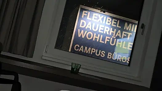 Üvey anne işten sonra dinlenirken üvey oğluna sürpriz yapıyor ve aşkıyla mastürbasyon yapıyor