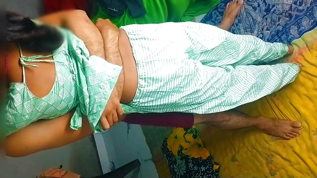 Çok erotik ses ahhhhh. Hintli desi okulu viral mms video öğretmeni ve öğrencisi sert genç kızı ilk kez sert orgazm ediyor