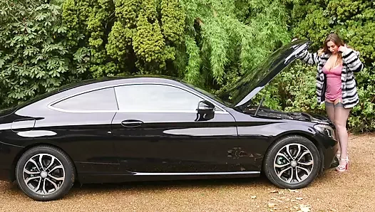 Arabam bozuldu ve bu fantezi açık havada sikişmede yardım için her şeyi yaparım ve naylon çorap içinde seni kızdırırım