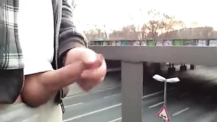 berlin caddesinin üstünde