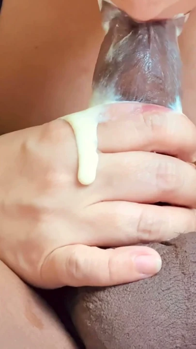 Susamış üvey anne, üvey oğlunun büyük horozunu emerek oral seks yapıyor. ona en iyi derin boğazı verdi ve dilini emerken ağzına geldi | Klip 1