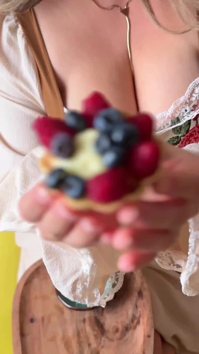 Büyük dekolteli orta yaşlı seksi kadın