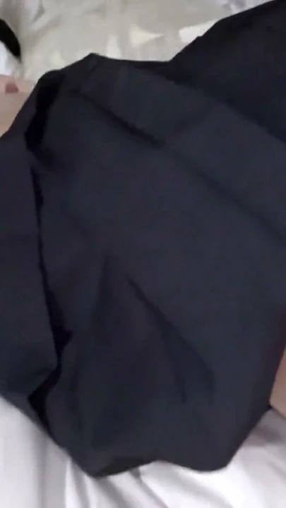 İkiz yakalı güzelin savunmasız külot gösterileri + mini etek altından uzanan güzel bacaklar, bekar orta yaşlı bir adam olan beni sınırlarımın ötesine taşıdı. "Sorun ne? Bugün garip davranıyorsun......?" | Klip 3