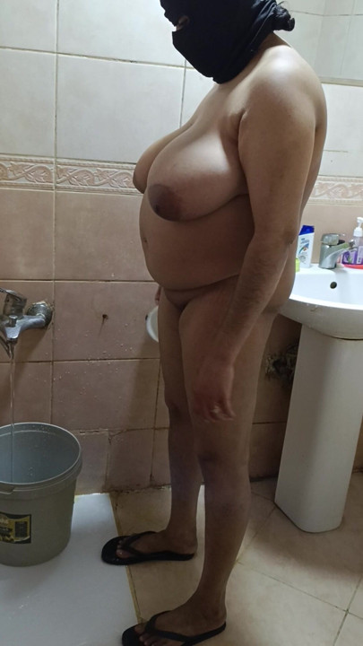 Tamil büyük teyze yenge banyo yapıyor