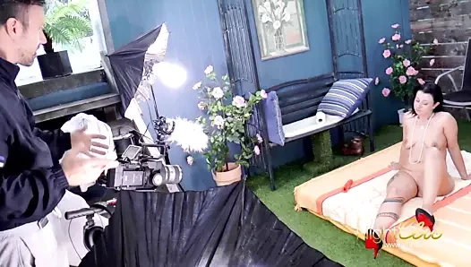 nette Nachbarin Milf melkt perfekt den Schwanz