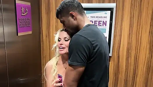 Orta yaşlı seksi kadın Tatiana Steele tanışıyor ve Bobby Grey tarafından sert sikiliyor