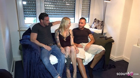 Sıska kız Kitty Blair ile gerçek Alman amatör iki erkek bir kadın üçlü seks