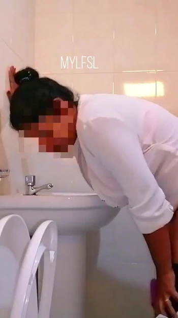 Обязательный для обмена момент из "Быстрый трах с горячей, сексуальной девушкой в офисной ванной"