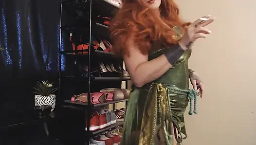 Poison Ivy sigara içiyor