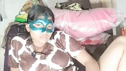Bakire bir kızın amına parmak sokuyor, amının suyu çıktı, arazi yok, bu yüzden Hintçe sesli bakire amına dildo sokuyor ve götten amcık suyunu çıkardı.