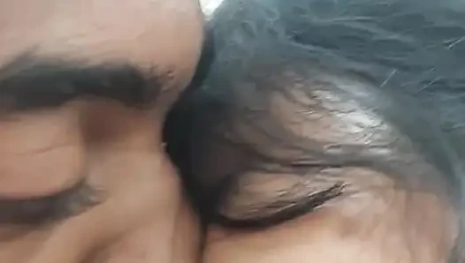 Seksi karım umumi tuvalette sakso çekiyor