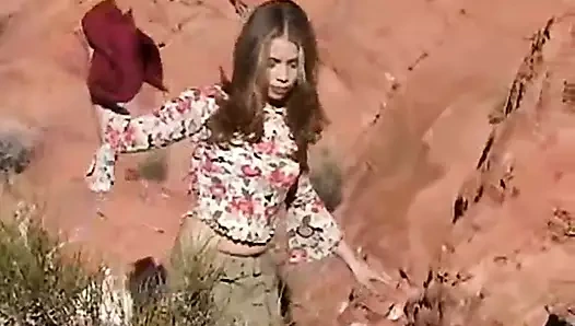 Solo genç küçük nisan içinde açık mastürbasyon