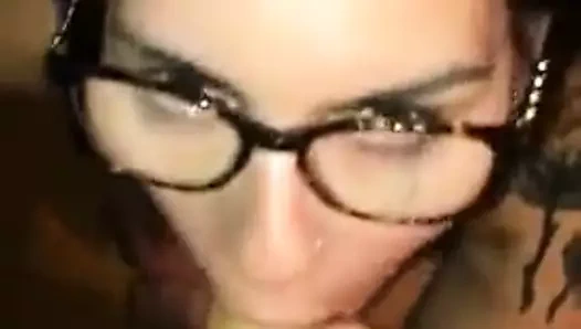 Mama tatuada faz chupeta e recebe leite na boca