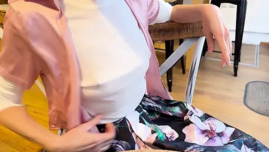Extrem sexy weiße hauchdünne bluse, die meine großen, hart gepiercten brustwarzen in einem café zeigt