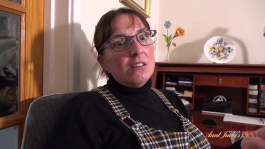 Auntjudysxxx - 48 yaşındaki büyük memeli orta yaşlı seksi kadın patronun Ruby Cattrall ofiste yarağını emiyor