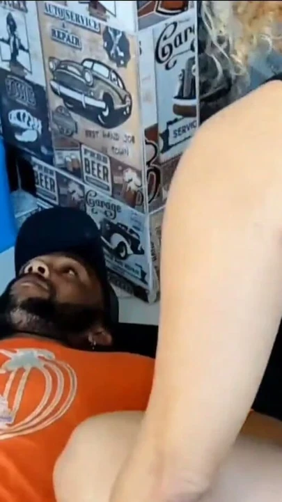 MULHER CASADA CHAMA ENCADOR PRA CONSERTA A PIA E TUDO TERMINA EM SEXO NA AUSENCIA DO CORNO | Clip 1