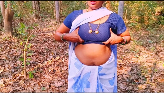 Hintli açık havada ormanda seks yapıyor. Hintli üvey anne ve üvey oğlu ormanda sert sikişiyor. Telugu edepsizce konuşuyor.