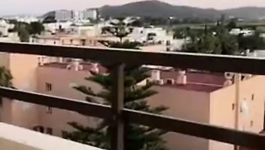 Esmer balkonda beyin verir