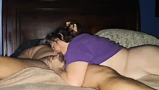 Olgun kız arkadaş seksten önce sikimin taşaklarını ve götümü emiyor