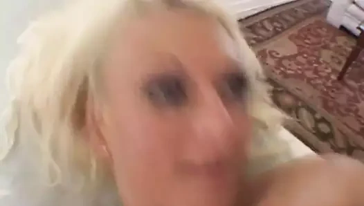 Büyük memeli sarışın anal sürtük sert sikişiyor