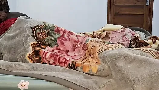 Beni iyi ve lezzetli bir şekilde sikiyor, ama kocam orgazm olana kadar sikinde twerk yapmayı seviyor.