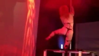 uzun boylu İngiliz-nordic sarışın tarafından Batı burlesque striptiz
