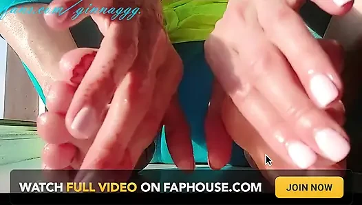 Ayak masajı ıslak ayaklar kaygan ayak parmakları hafif ayak vuruşları güzel tırnaklar pedikür seksi ginnagg