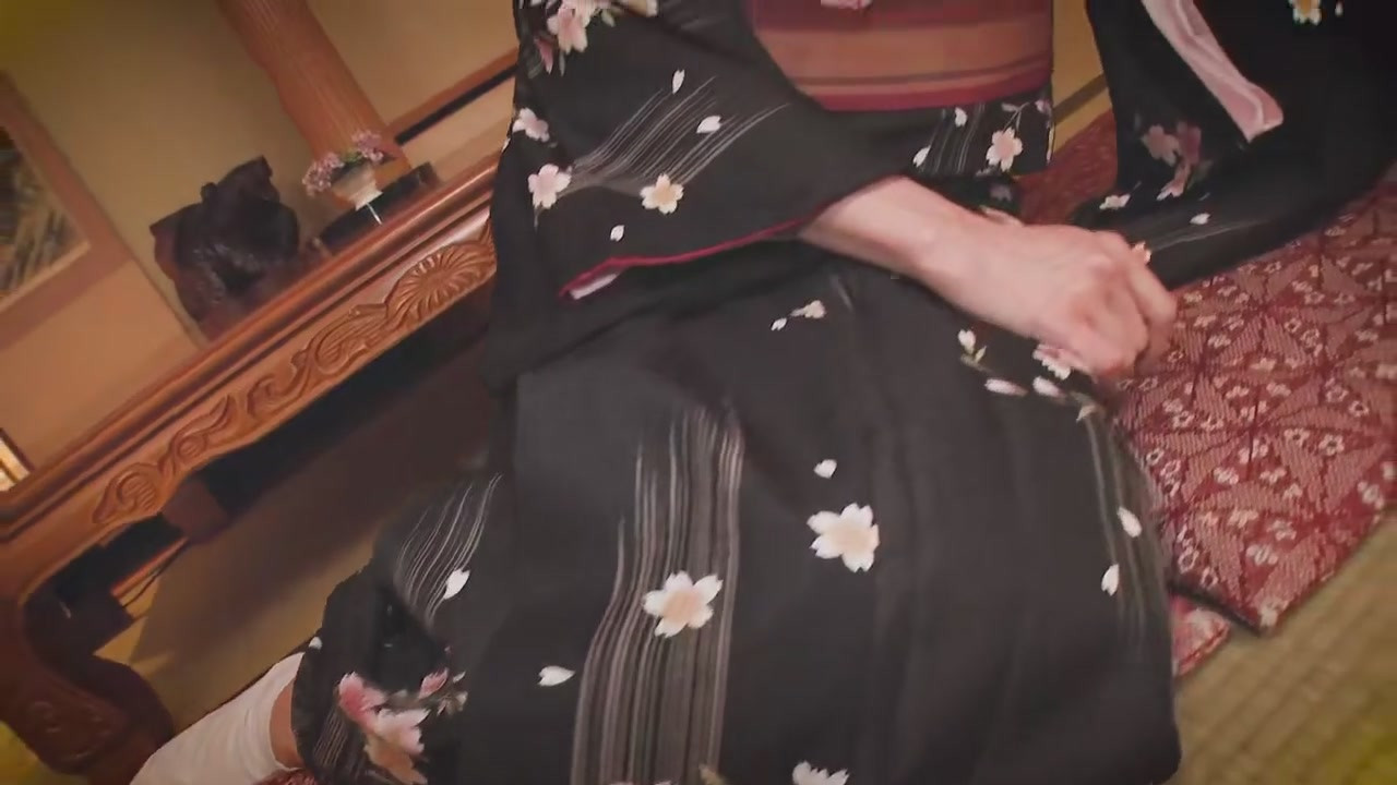 Mature Woman in Black Yukata Has Sex with Man at Hot Spring Hotel