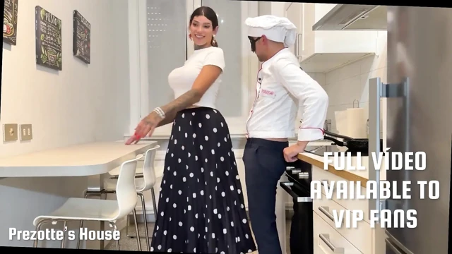 Şimdi abone olun ve bunu ve diğerlerini görün, Prezotte'un Evi mutfağında sevişirken aşçı iş yerinde asistanıyla sevişiyor.