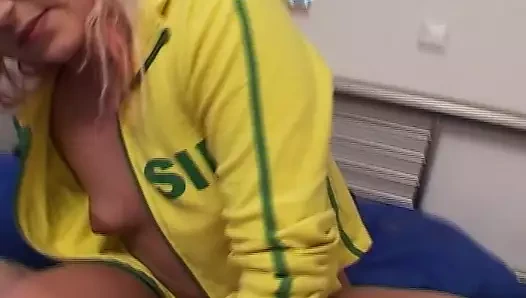 Sıcak sarışın Alman sürtük ile bir şaşırtıcı göt tapıyor binicilik bir horoz