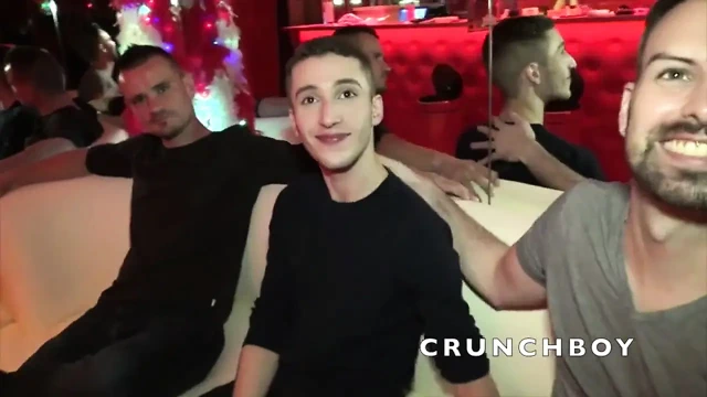 Twink halka açık saunada korunmasız sikiliyor