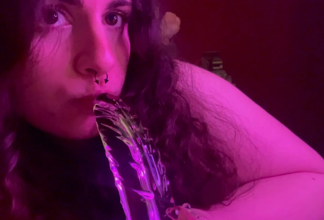 Sevimli kız ağzında cam dildoyla seni azdırıyor