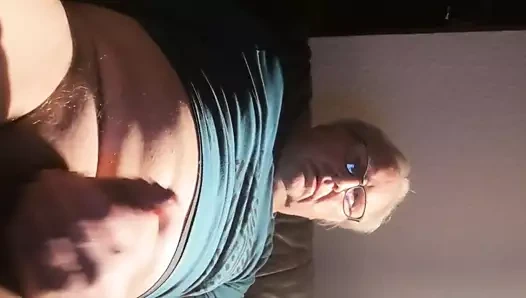 Yaşlı adam boşalıyor