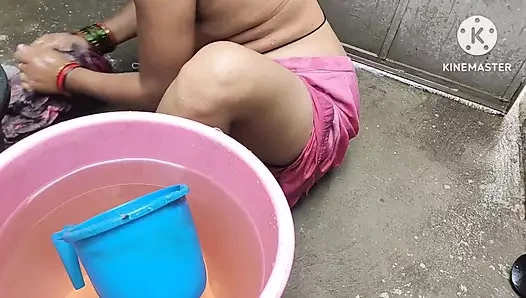 Ateşli yenge banyoda