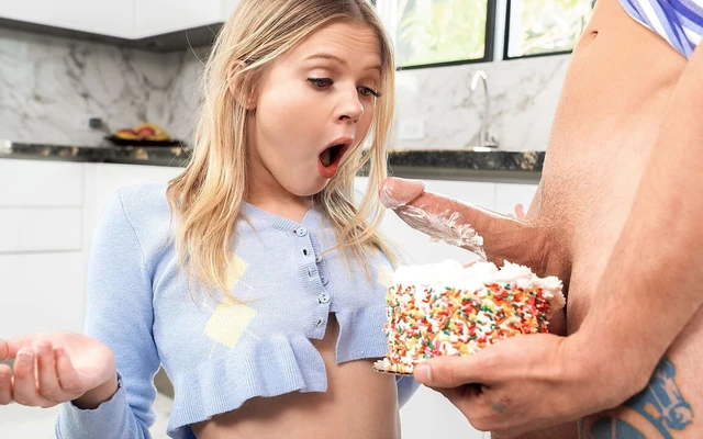 Большой хуй сводного братца лучше, чем торт для мокрой киски Coco Lovelock