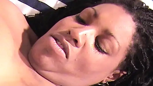 Tombul zenci sürtük emme becerilerini gösteriyor