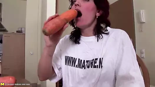 Olgun anne sikikleri ona dallama ile havuç ve işedi üzerinde