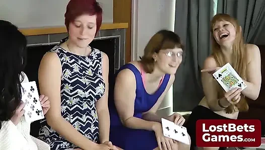 Dört seksi kızla heyecanlı bir striptiz kartı oyunu