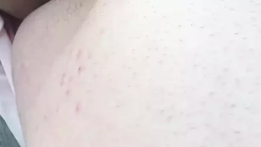 Onun sıkı kedicik ile oynuyor