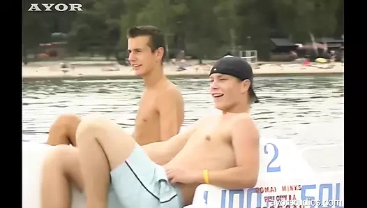 Sudaki eğlence bu erkekler için seksle rekabet edemiyor!