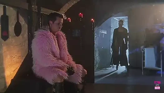 Süper yakışıklı adamlar büyük götüyle sarışın güzel tarafından kesinlikle domine ediliyor